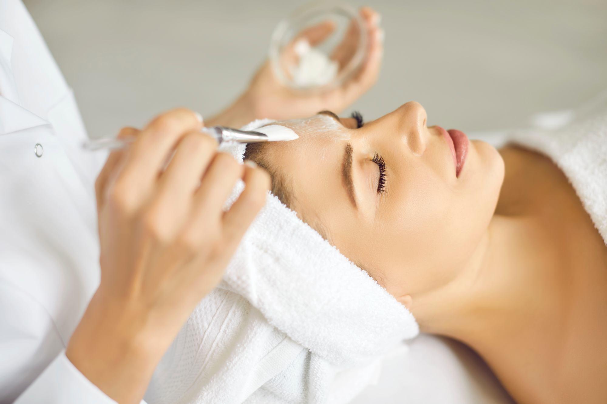 Entspannende klassische Gesichtsbehandlung mit Ausreinigung und Pflege im Beauty-Studio Bahia Beauty Nürnberg.