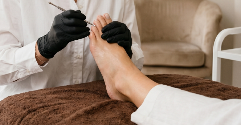 Brasilianische Pediküre mit langanhaltendem rotem Shellac in der Nürnberger Nordstadt bei Bahia Beauty Brasil.